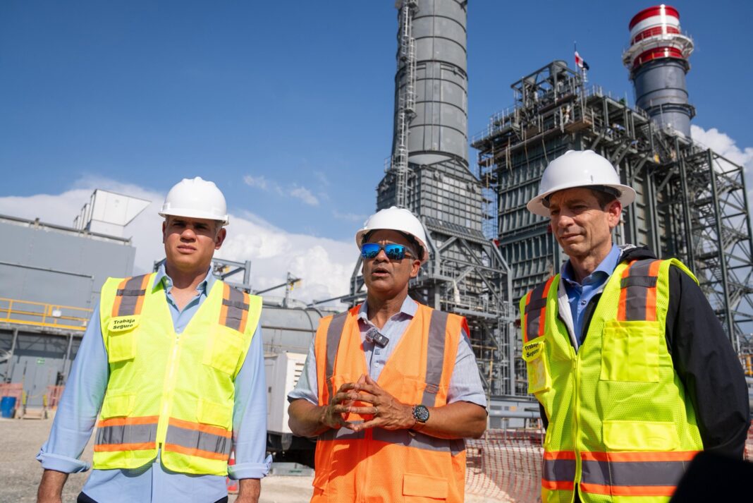 El ministro de Energía y Minas, Joel Santos, visitó las instalaciones de la central a gas natural Manzanillo Power Land.
