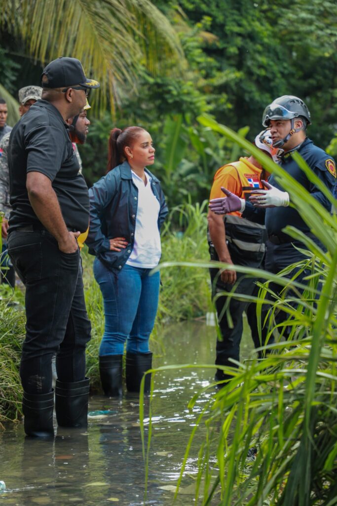 Continúa la búsqueda de niña arrastrada por cañada en Villa Mella | 2 | Continúa la búsqueda de niña arrastrada por cañada en Villa Mella - Noticias de hoy en República Dominicana | De Último Minuto