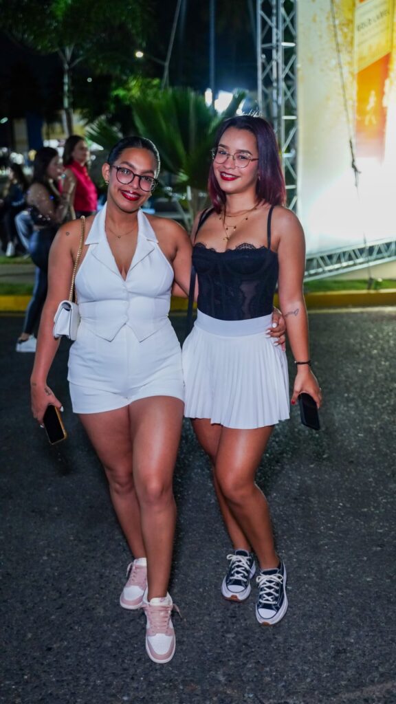 Transparencias, mini faldas y negro, protagonistas de esta noche en el concierto de Jhayco - Noticias de hoy en República Dominicana | De Último Minuto