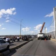 Varios postes del tendido eléctrico se caen en el puente de la 17