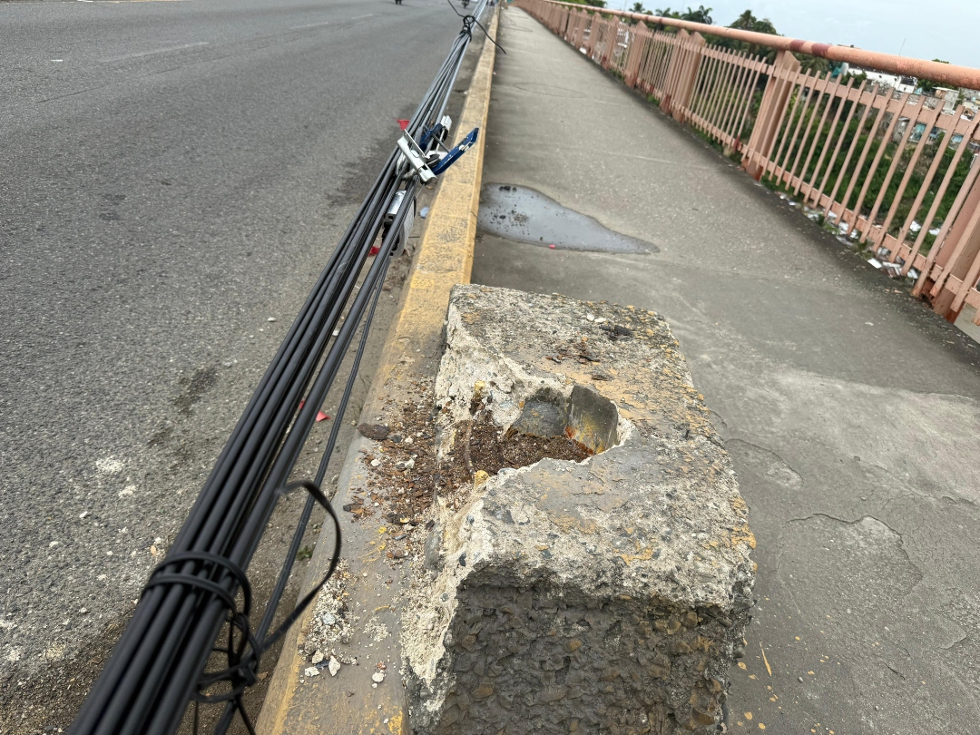 Obras Públicas dice caída de postes en puente de la 17 no guarda relación con trabajos de reparación - Noticias de hoy en República Dominicana | De Último Minuto