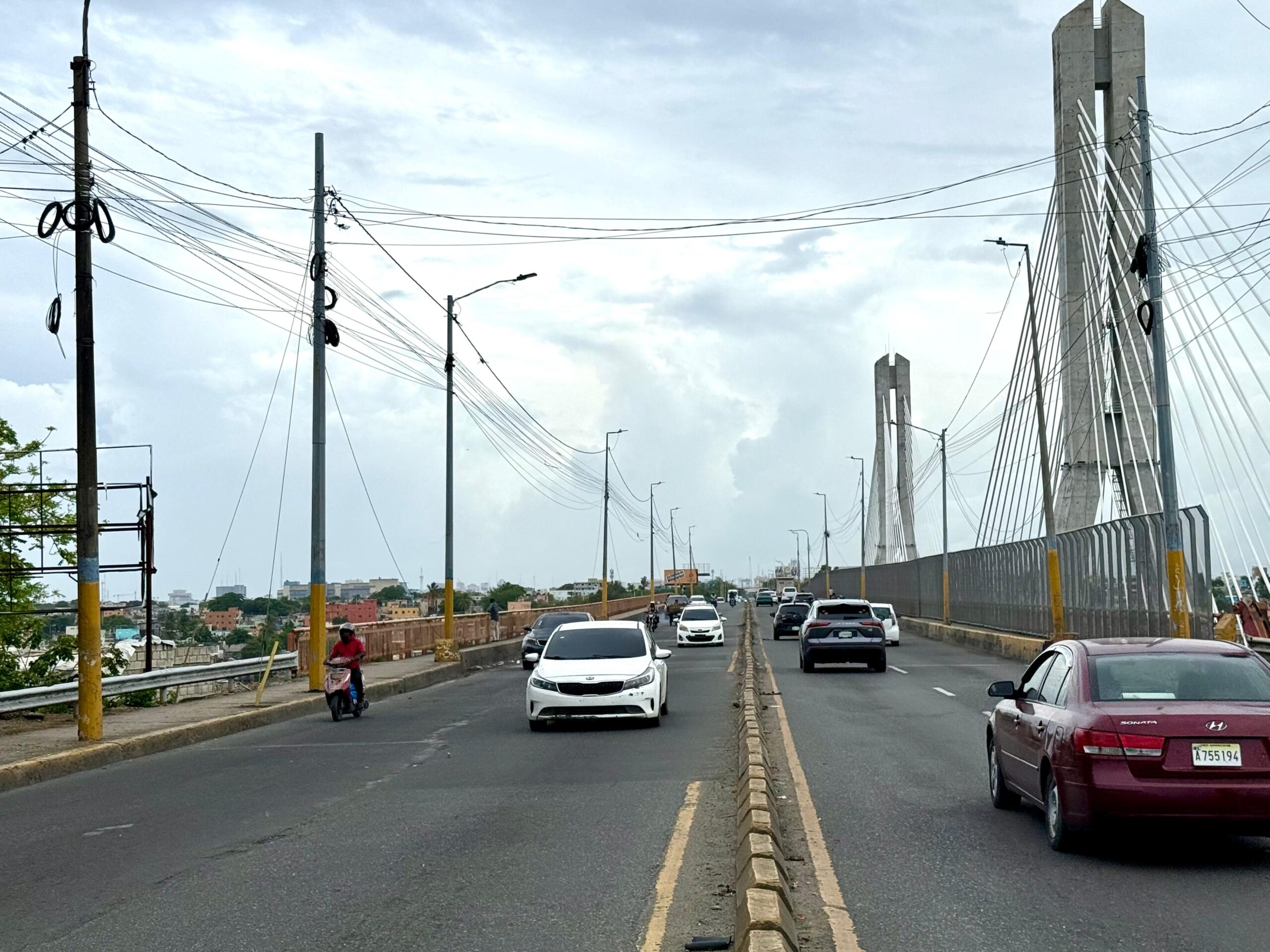 Retiran postes caídos del puente de la 17; transito transcurre con normalidad - Noticias de hoy en República Dominicana | De Último Minuto