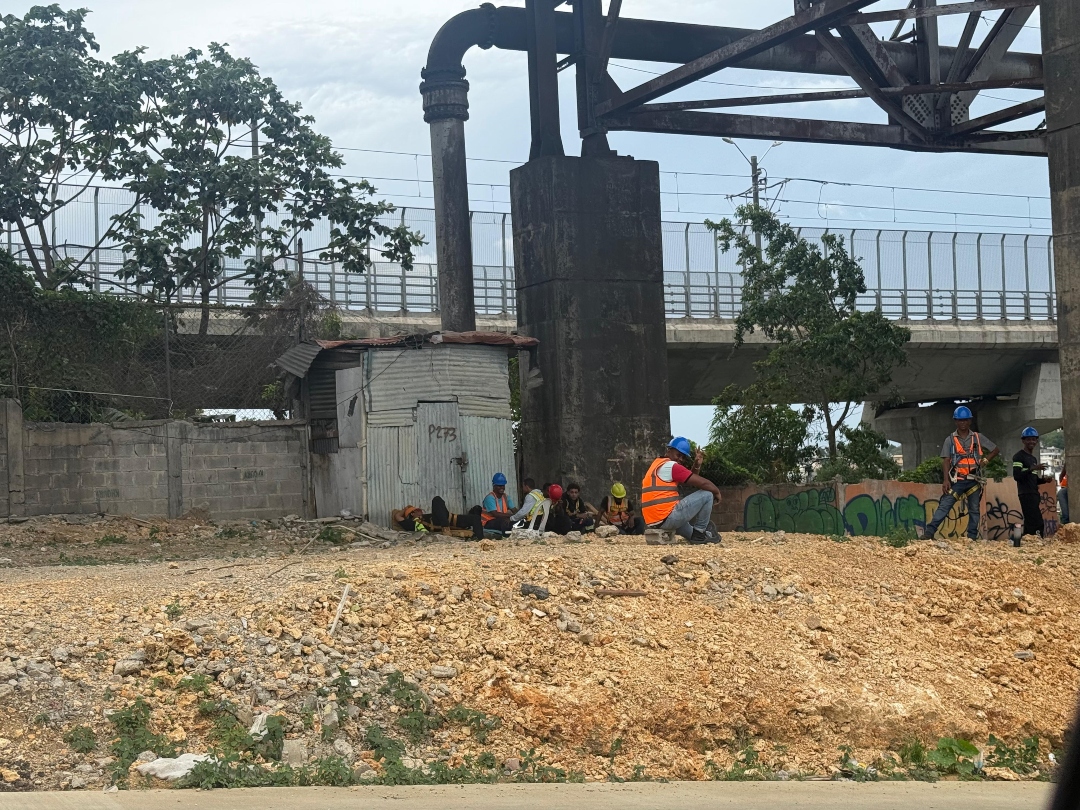 ¡A paso lento! Pocos trabajadores en la intervención del Puente de la 17 - Noticias de hoy en República Dominicana | De Último Minuto