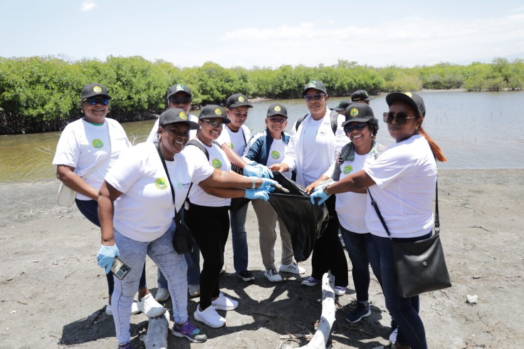 Colaboradores de Coopnama realizan jornada de limpieza en beneficio del medio ambiente