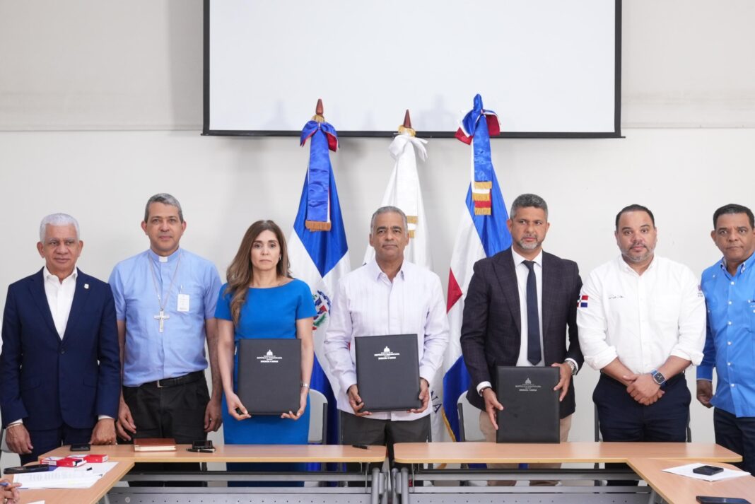Firma de acuerdo en Ministerio de Energía.