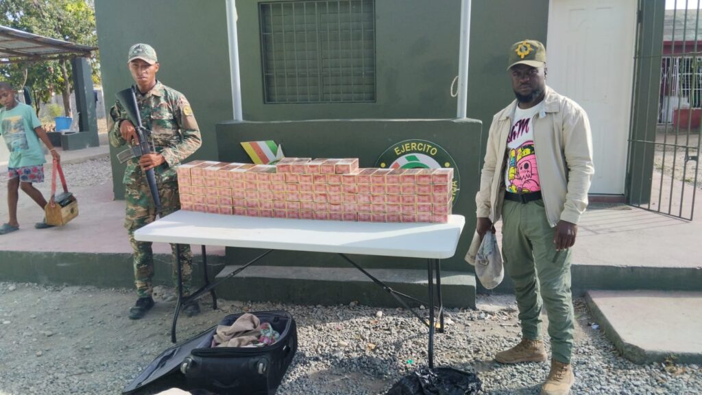 Arrestan dos pasajeras de autobús con contrabando de 20 mil cigarrillos | 2 | Arrestan dos pasajeras de autobús con contrabando de 20 mil cigarrillos - Noticias de hoy en República Dominicana | De Último Minuto