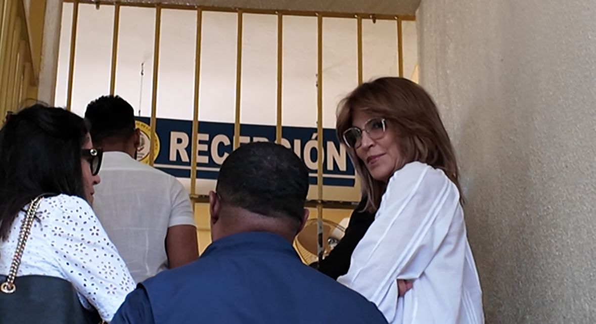 Esposa e hija de Antonio Espaillat llegan al Palacio de Justicia de Ciudad Nueva - Noticias de hoy en República Dominicana | De Último Minuto