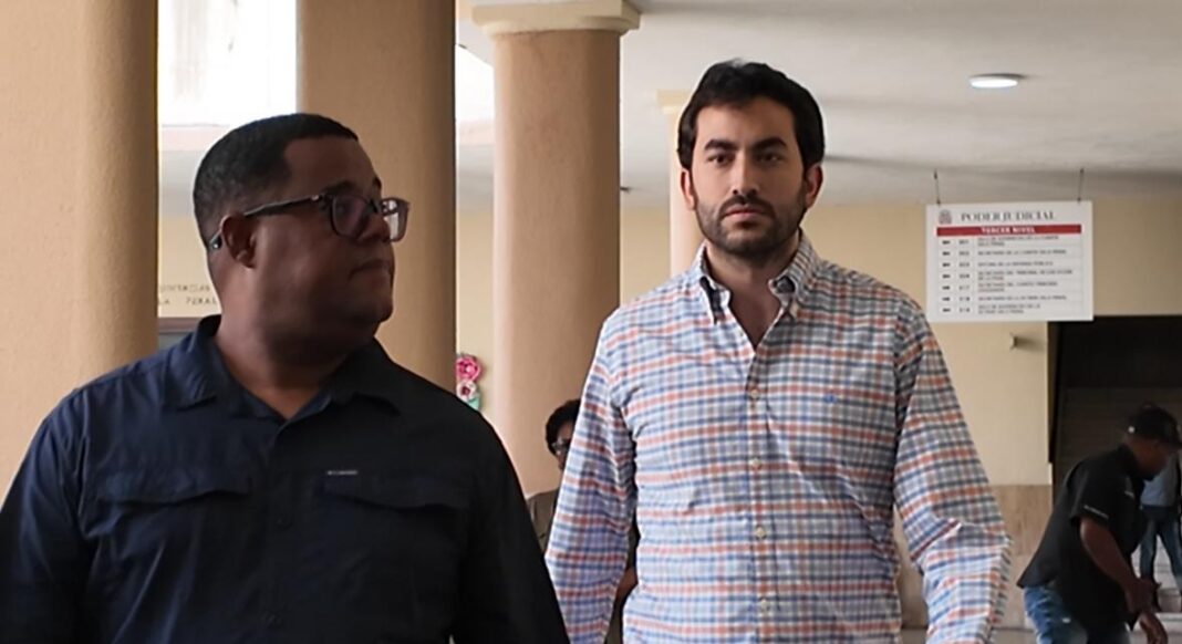 Ricardo, hijo mayor de Antonio Espaillat, acudió al Palacio de Justicia de Ciudad Nueva