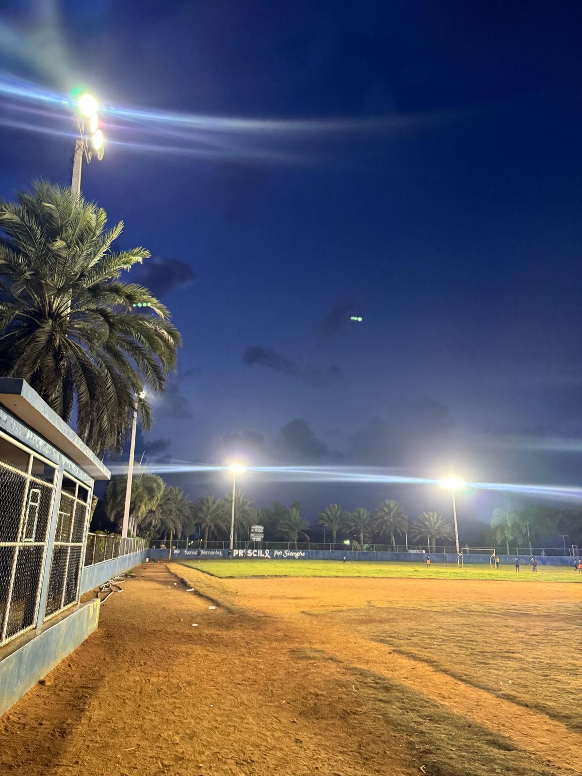 Alcaldesa de Las Galeras ilumina el estadio con su propio bolsillo tras meses de abandono oficial