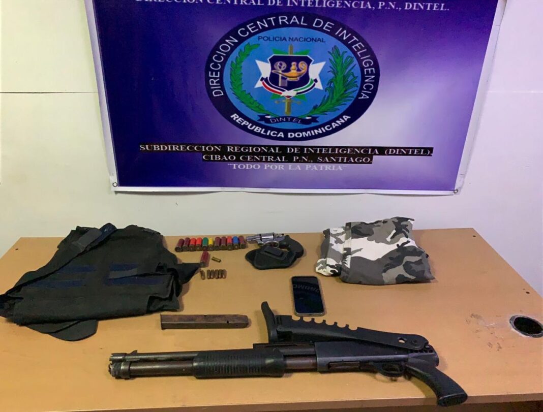 PN y MP incautan armas y pertrechos militares en allanamiento en Santiago; un hombre detenido