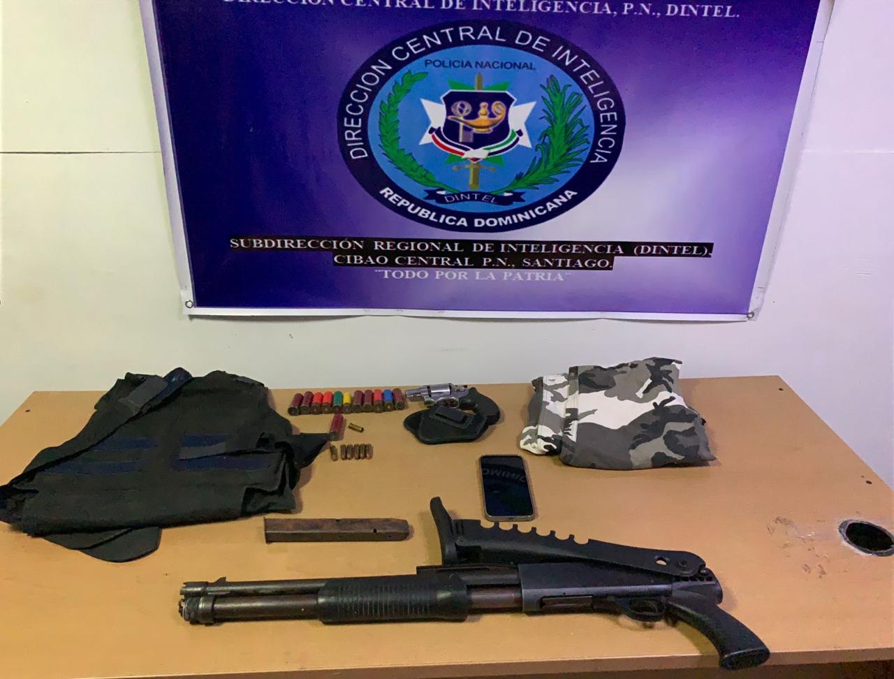 PN y MP incautan armas y pertrechos militares en allanamiento en Santiago; un hombre detenido