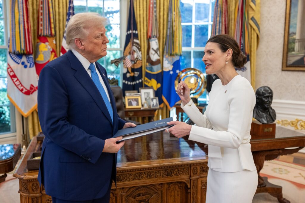 Embajadora dominicana presenta cartas credenciales al presidente Donald Trump - Noticias de hoy en República Dominicana | De Último Minuto