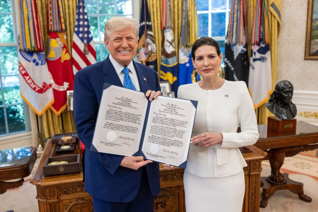Embajadora dominicana presenta cartas credenciales al presidente Donald Trump - Noticias de hoy en República Dominicana | De Último Minuto
