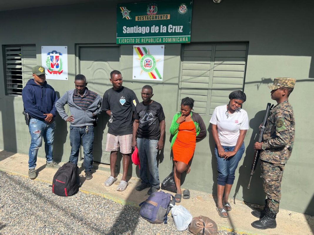Ejército intercepta grupo de 42 migrantes haitianos en Montecristi