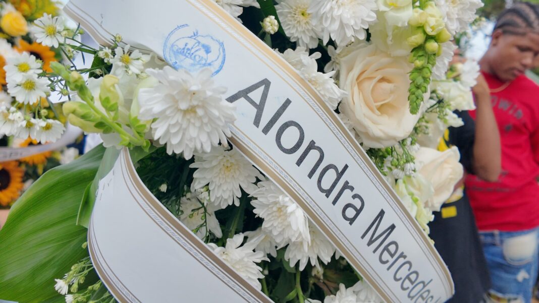 Dolor en Los Alcarrizos: sepultan a Alondra, una de las jóvenes fallecidas en trágico accidente en la Autopista Duarte
