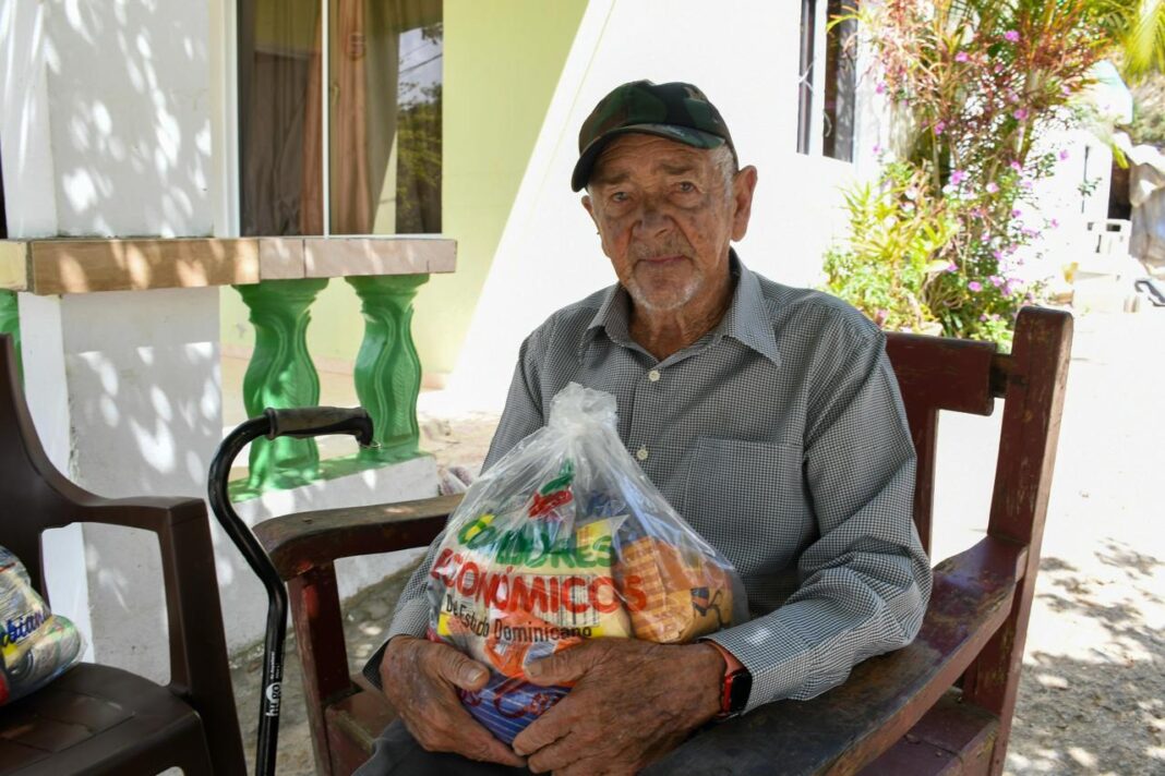 Comedores Económicos realiza operativo de entrega de raciones crudas en Manabao, Jarabacoa