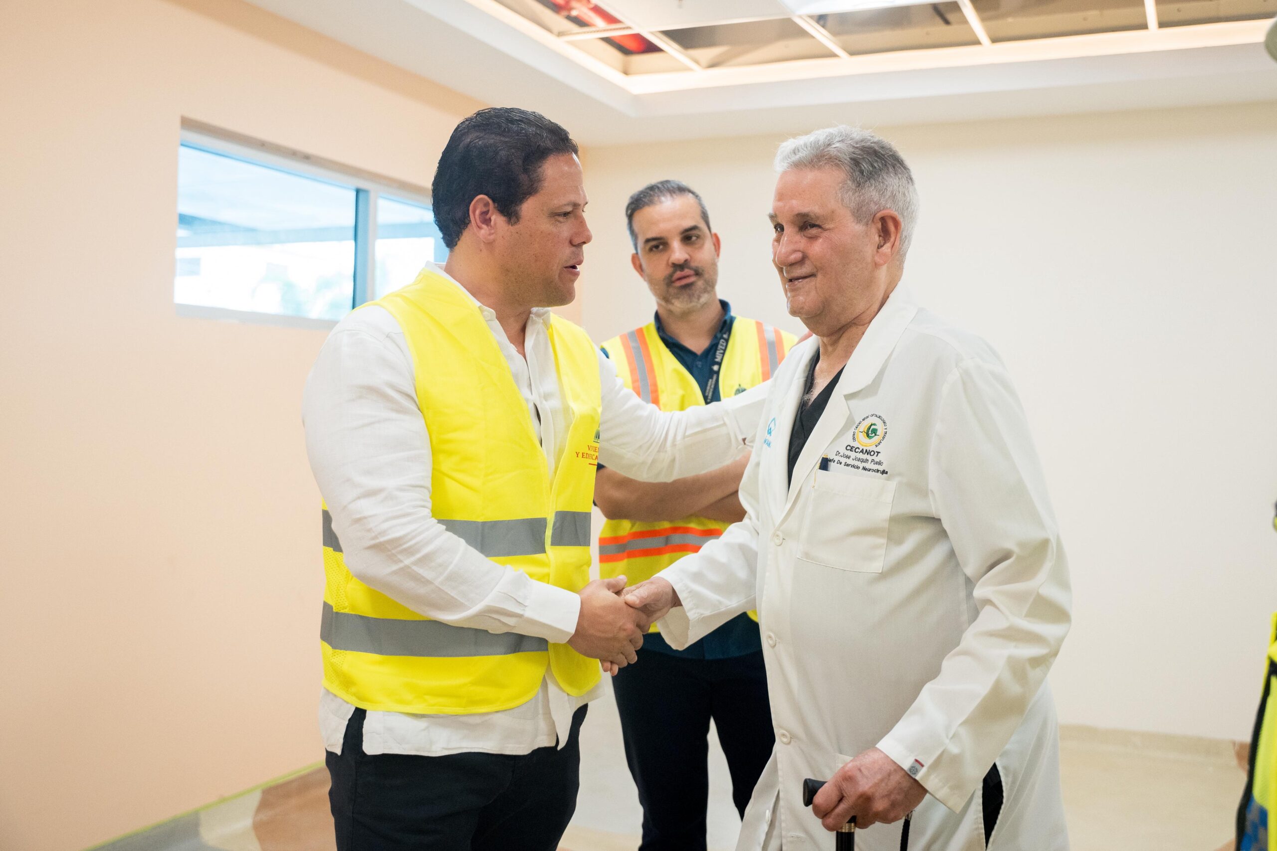 El Ministro de Vivienda y Edificaciones (MIVED), Carlos Bonilla y el presidente de la Ciudad Sanitaria Luis Eduardo Aybar, doctor José Joaquín Puello Herrera.