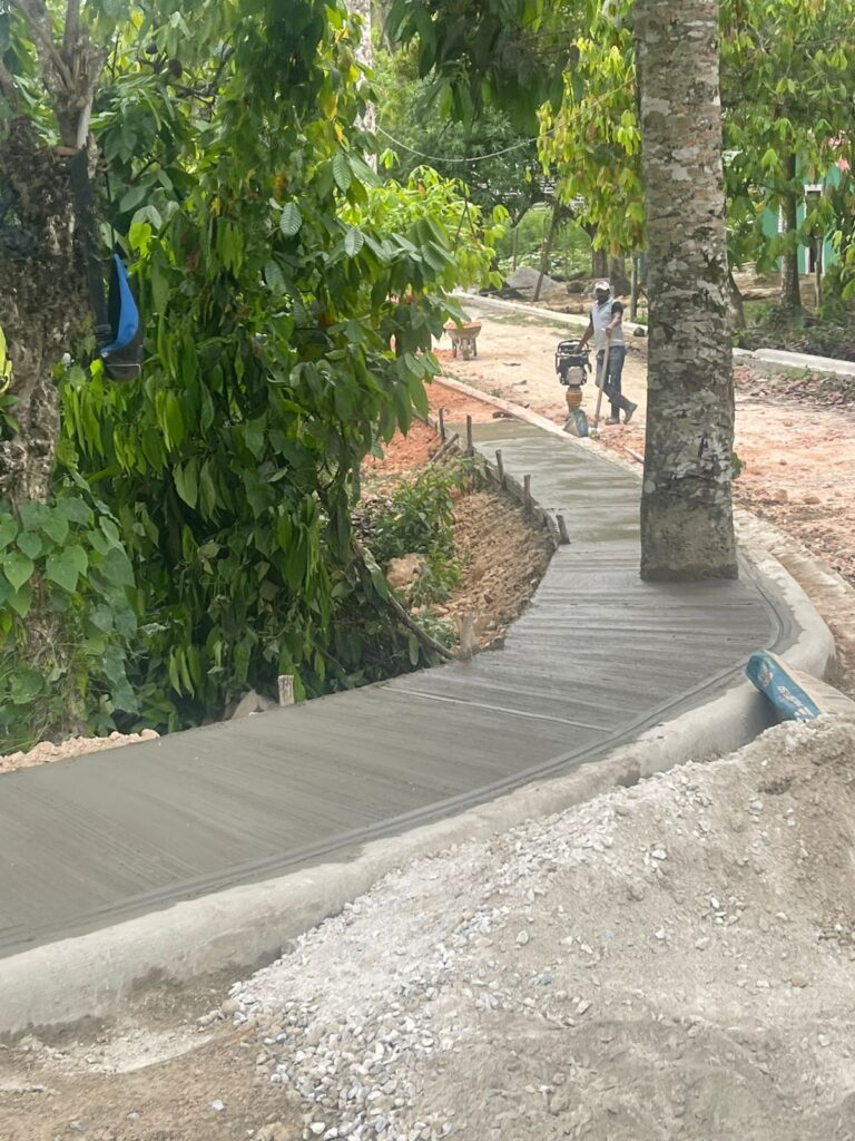 Construcción de aceras y contenes en El Limón de Samaná - Noticias de hoy en República Dominicana | De Último Minuto