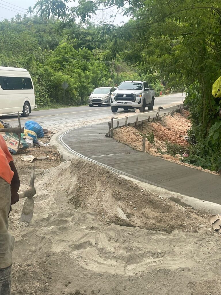 Construcción de aceras y contenes en El Limón de Samaná - Noticias de hoy en República Dominicana | De Último Minuto