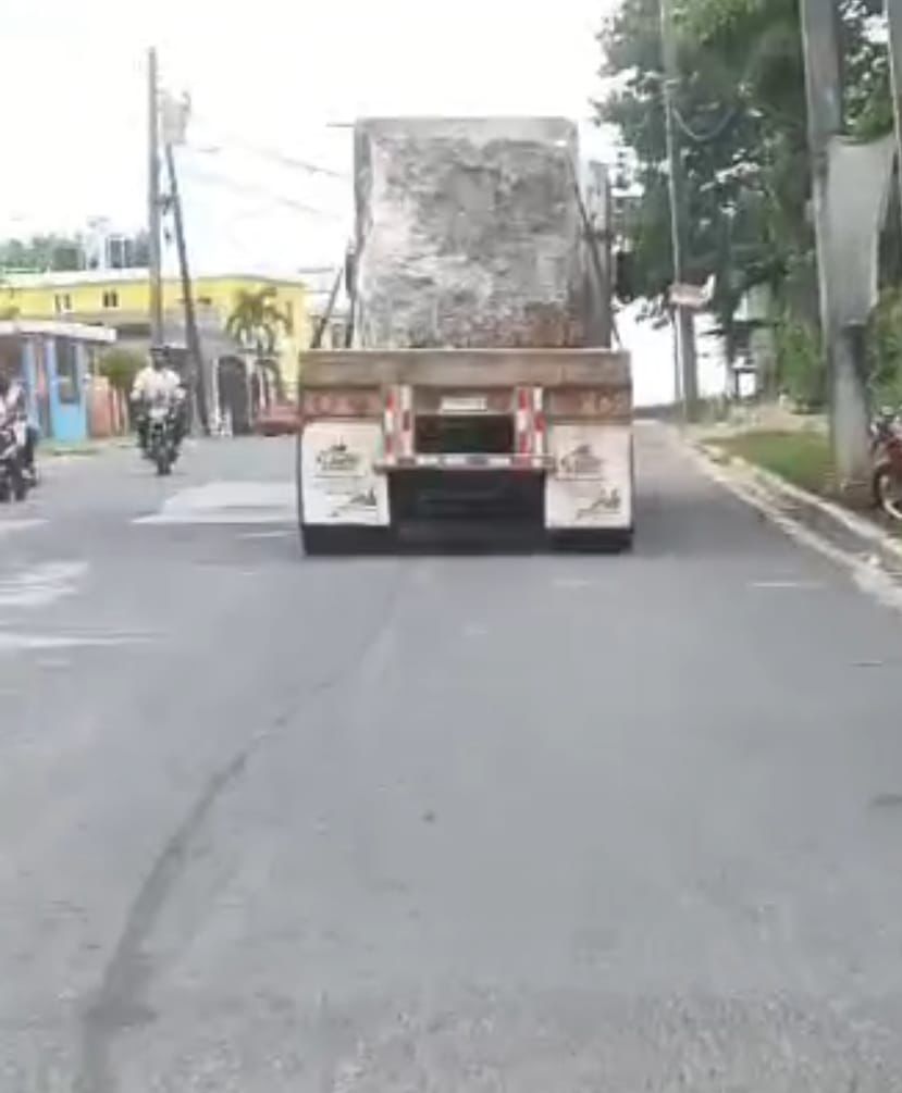 Patana cargada de mármol causa estragos en vía cercana a la Fortaleza de Santa Bárbara - Noticias de hoy en República Dominicana | De Último Minuto