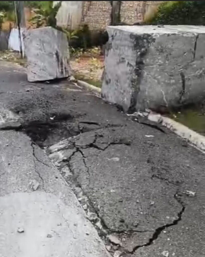 Patana cargada de mármol causa estragos en vía cercana a la Fortaleza de Santa Bárbara - Noticias de hoy en República Dominicana | De Último Minuto