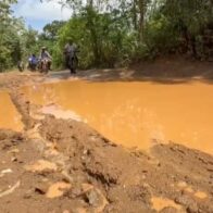 Residentes de Pulgarín y El Guanito en Bayaguana claman por infraestructura básica