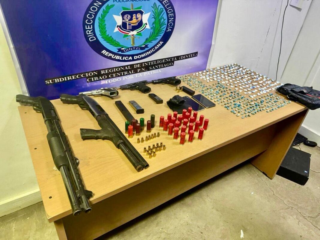 PN y MP incautan armas de fuego, drogas y detienen seis personas durante allanamientos en Santiago