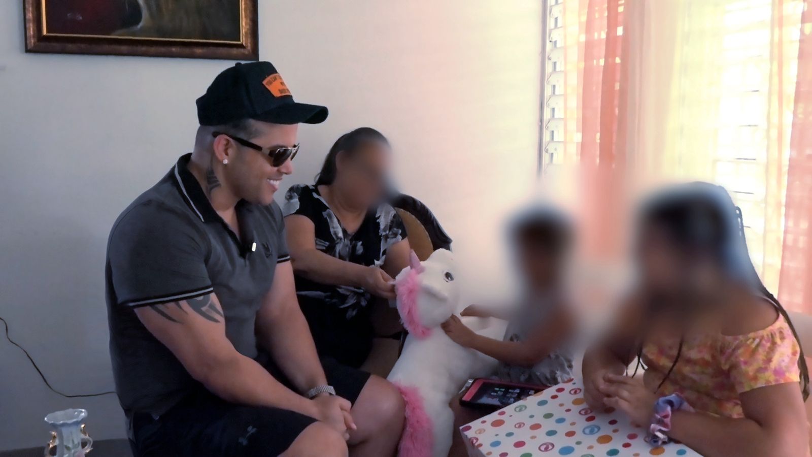 El Blachy lleva esperanza a niñas huérfanas tras la tragedia del Jet Set