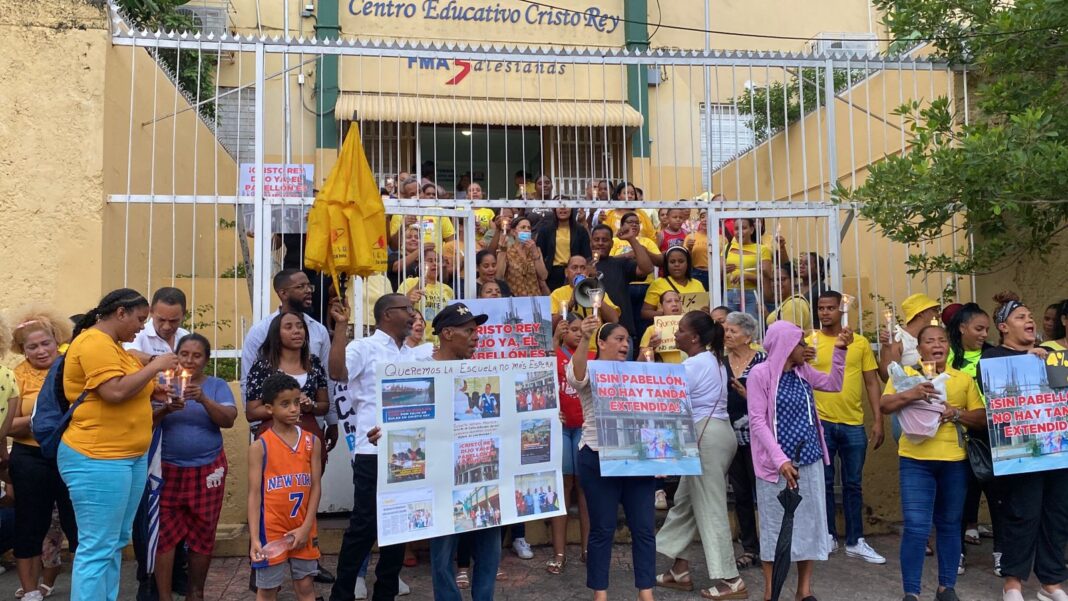 Protestan por terminación de pabellón en la Escuela Parroquial de Cristo Rey