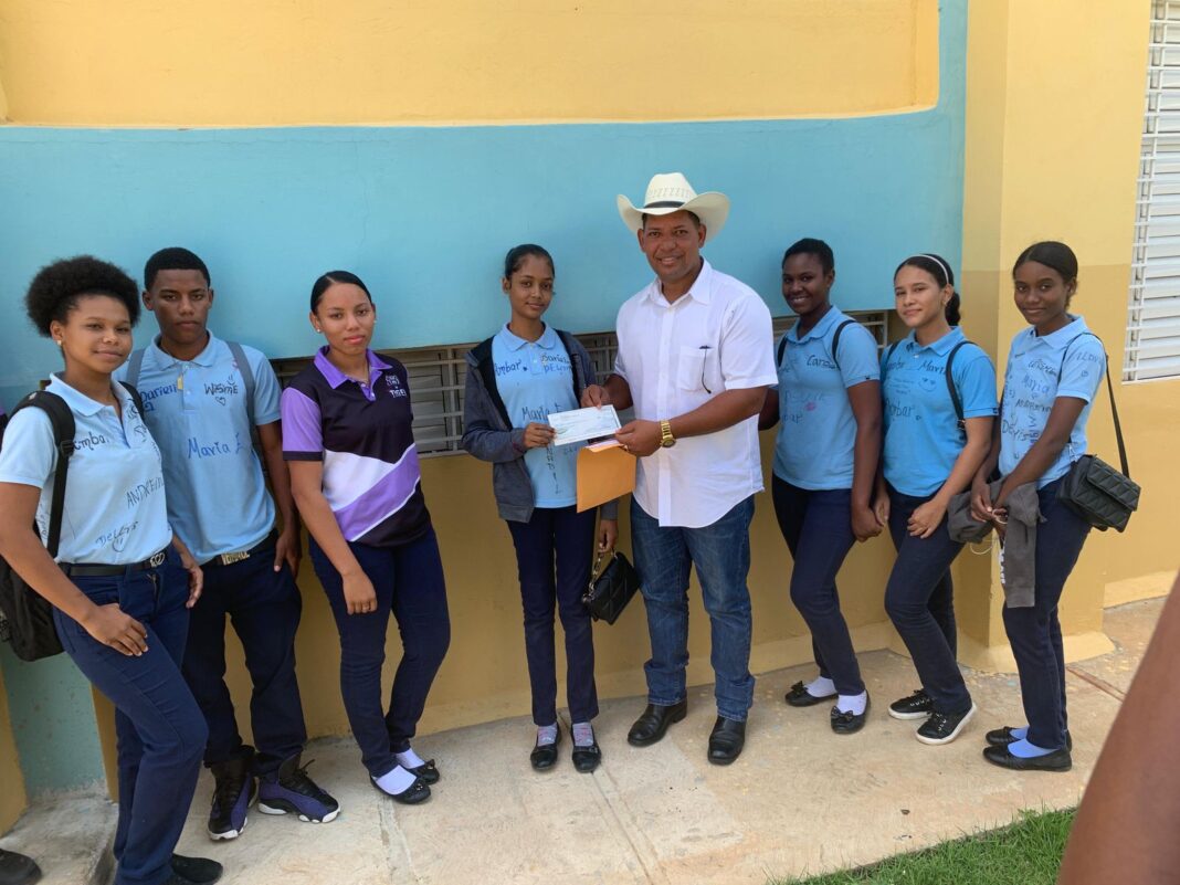 Alcalde de Bayaguana entrega aporte económico para promoción de estudiantes del Liceo de Sabana del Medio en Los Hidalgos