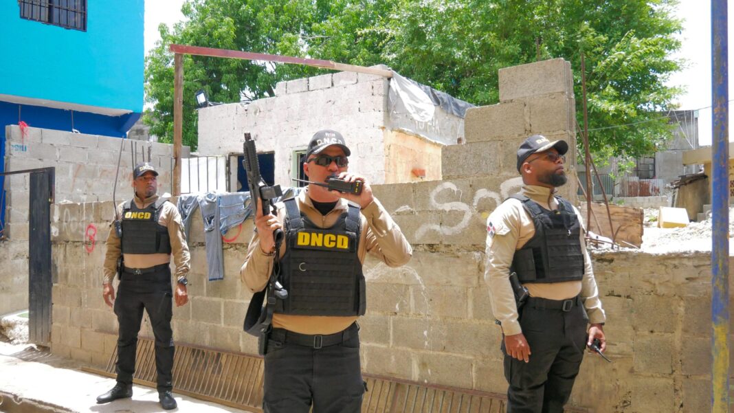 DNCD Y MP extienden operativos contra el microtráfico al sector de Los Mina