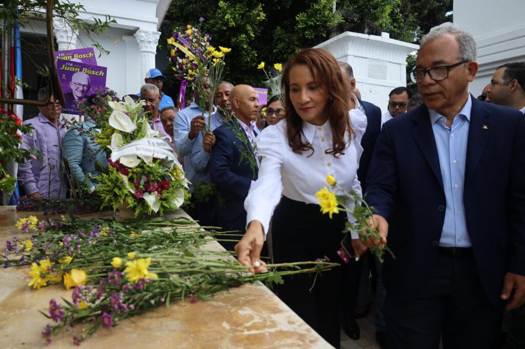 PLD honra legado de Juan Bosch con ofrenda por su 116 aniversario de nacimiento | 4 | PLD honra legado de Juan Bosch con ofrenda por su 116 aniversario de nacimiento - Noticias de hoy en República Dominicana | De Último Minuto