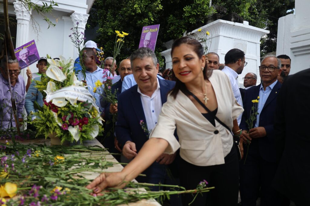PLD honra legado de Juan Bosch con ofrenda por su 116 aniversario de nacimiento | 2 | PLD honra legado de Juan Bosch con ofrenda por su 116 aniversario de nacimiento