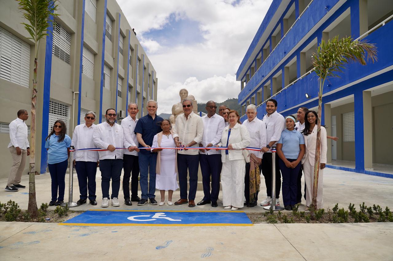 Abinader inaugura dos megaescuelas en Constanza: ¡2,000 estudiantes listos para brillar!