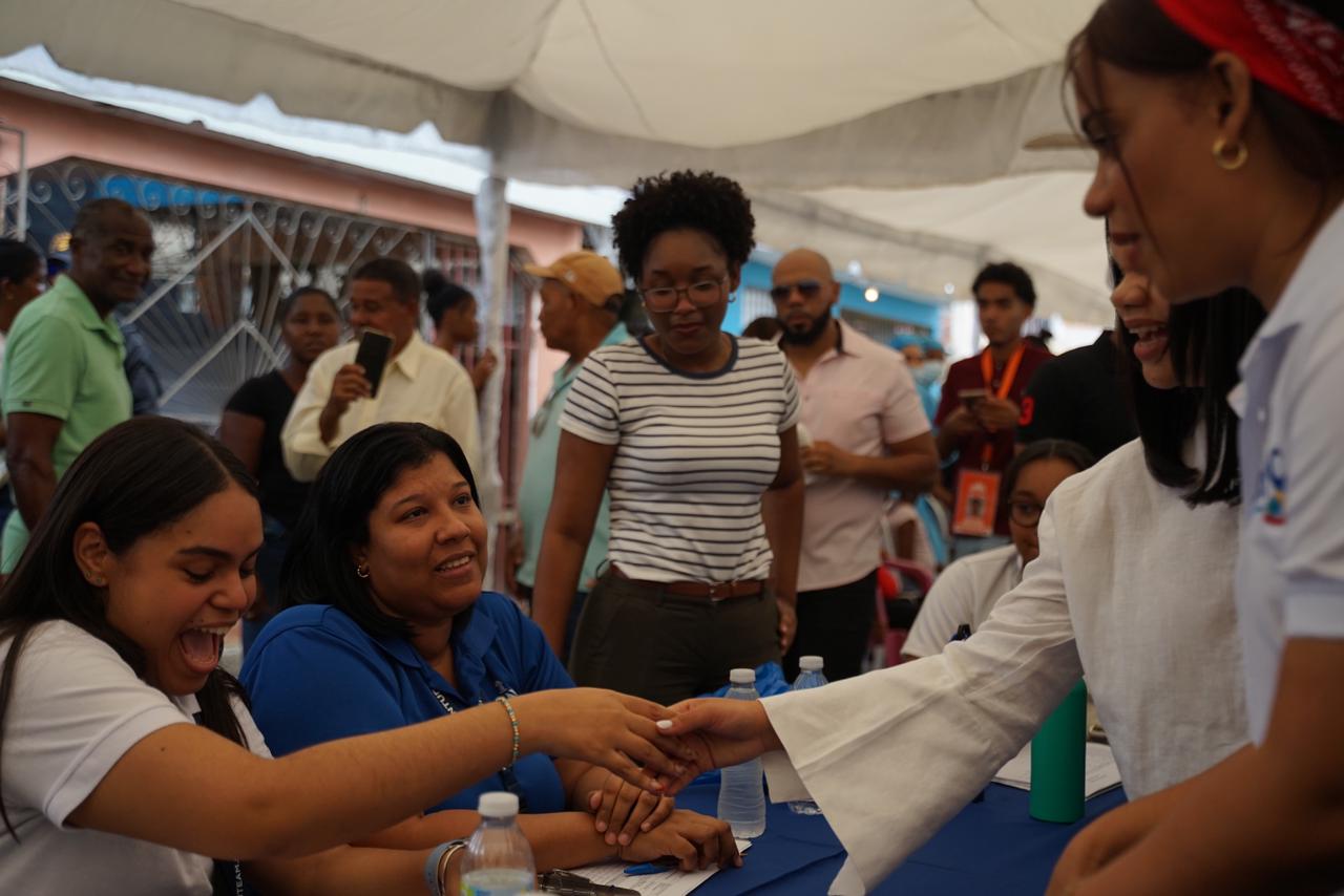 Alcaldía y Juventud transforman Villa Mella con clínicas, agua y deporte ¡Impacto total!
