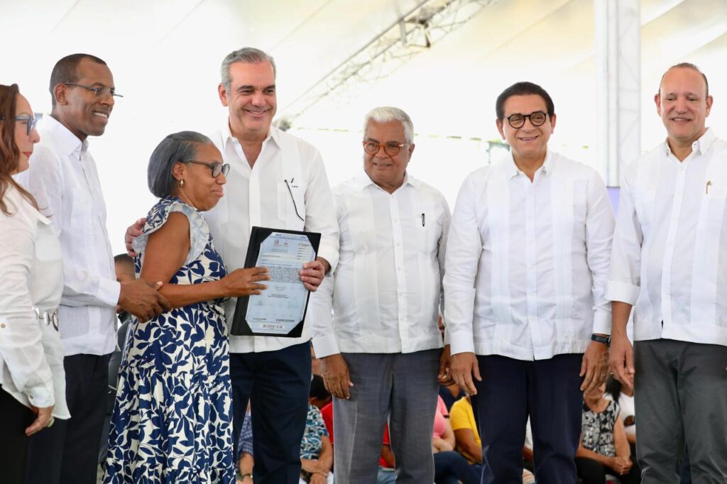 Abinader entrega 537 títulos de propiedad en Santiago | 4 | Abinader entrega 537 títulos de propiedad en Santiago - Noticias de hoy en República Dominicana | De Último Minuto