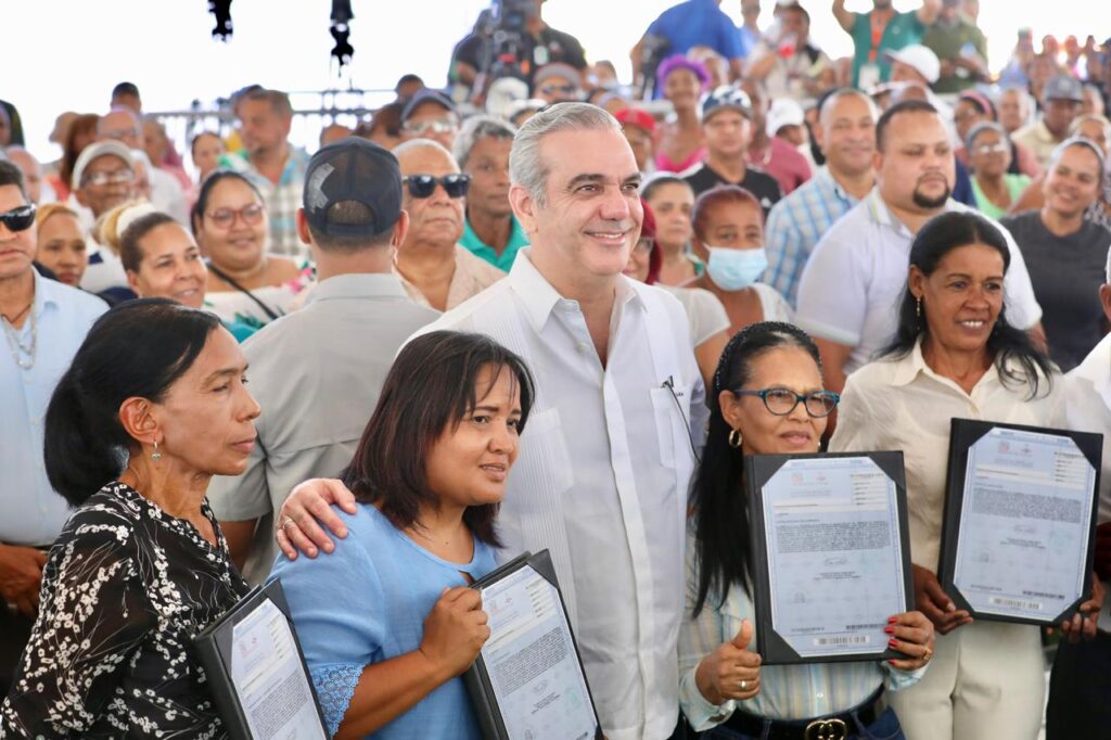 Abinader entrega 537 títulos de propiedad en Santiago | 2 | Abinader entrega 537 títulos de propiedad en Santiago - Noticias de hoy en República Dominicana | De Último Minuto