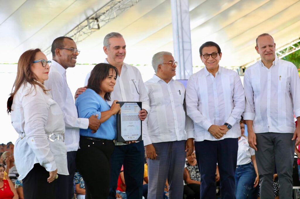 Abinader entrega 537 títulos de propiedad en Santiago | 3 | Abinader entrega 537 títulos de propiedad en Santiago - Noticias de hoy en República Dominicana | De Último Minuto