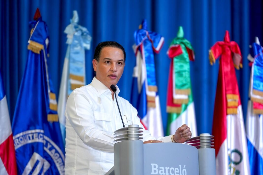 El viceministro de Energía, Alfonso Rodríguez, en su conferencia magistral “El futuro energético sostenible: innovación y desarrollo en República Dominicana”.
