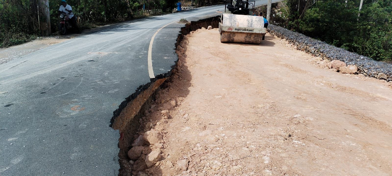 MOPC avanza en la rehabilitación vial de Samaná con obras en Batey La Hormiga - Noticias de hoy en República Dominicana | De Último Minuto