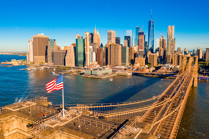 Vista del puente de Manhattan en un día de verano, en Nueva York