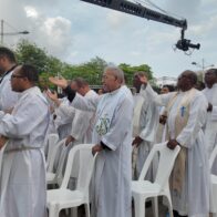 Miles de fieles participan en la celebración de Corpus Christi bajo el lema “Eucaristía, fuente viva de nuestra esperanza” - Noticias de hoy en República Dominicana | De Último Minuto
