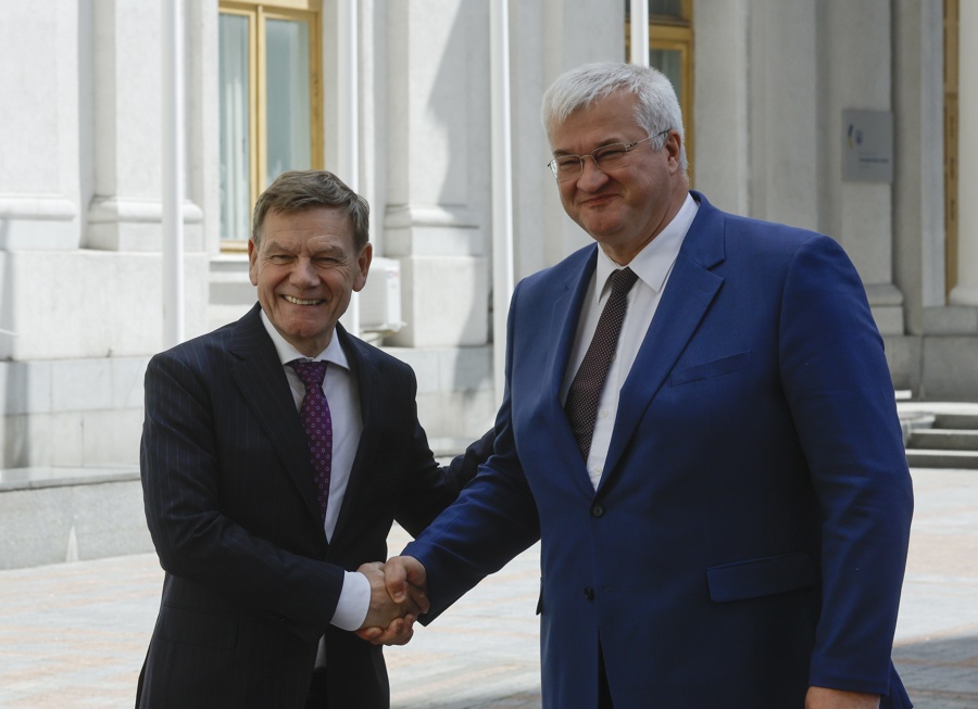 El ministro alemán de Exteriores insta en visita a Kiev a seguir presionando a Rusia