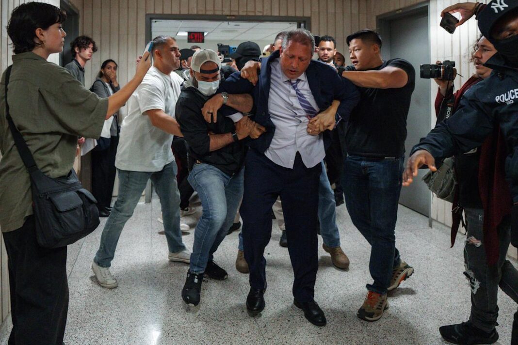 Contralor de Nueva York y candidato a alcalde Brad Lander es arrestado frente a tribunal de inmigración