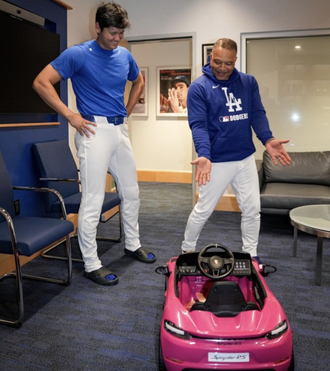Dave Roberts y su esposa obsequian un Porsche de juguete a la hija de Shohei Ohtani | 2 | Dave Roberts y su esposa obsequian un Porsche de juguete a la hija de Shohei Ohtani - Noticias de hoy en República Dominicana | De Último Minuto