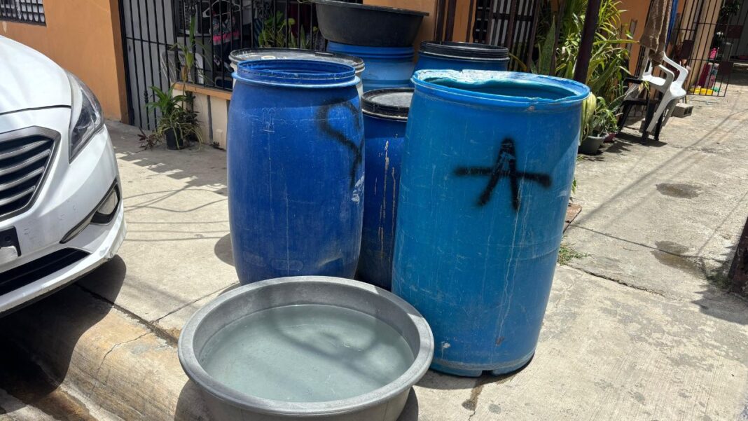 Moradores del 30 de Mayo agradecen camiones de agua de la CASD, pero piden solución definitiva a la crisis