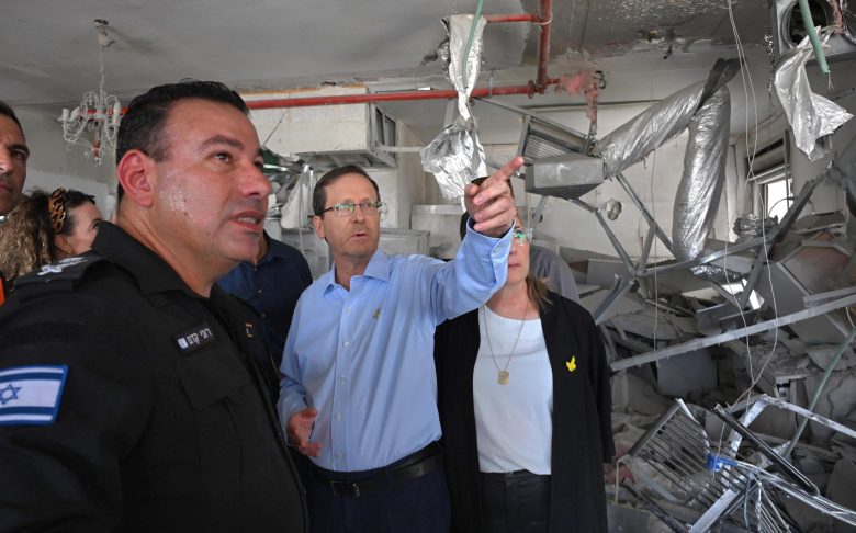 Herzog visita la zona donde un misil iraní mató a cuatro israelíes: 