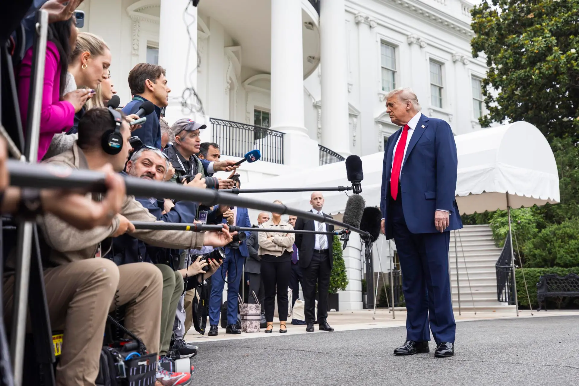 Trump insiste en que redoblará redadas migratorias en ciudades con gobiernos demócratas