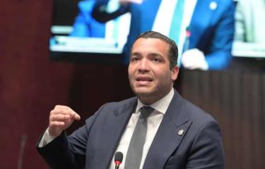 Diputado Charlie Mariotti llega al Congreso en motocicleta y envía mensaje de compromiso ciudadano