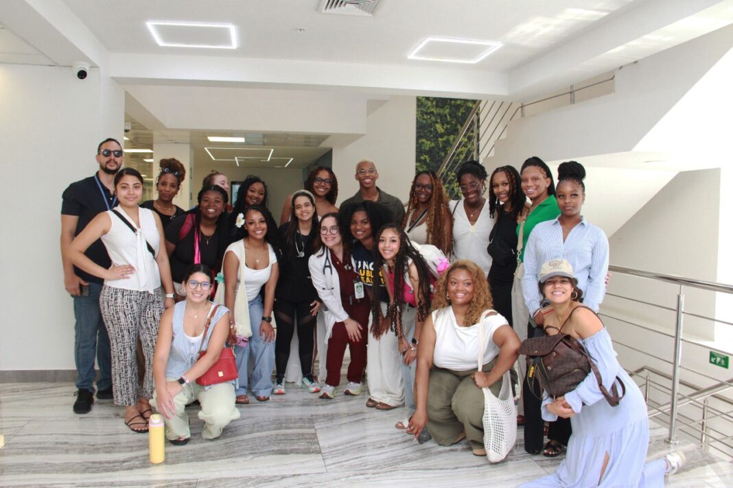Estudiantes estadounidenses realizan visita a Unión Médica en Santiago